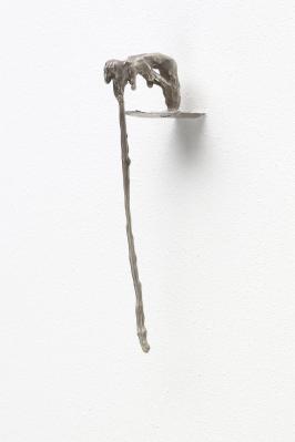 foto van zilveren beeld, gebogen menselijk figuur met lange tong, zonder titel
